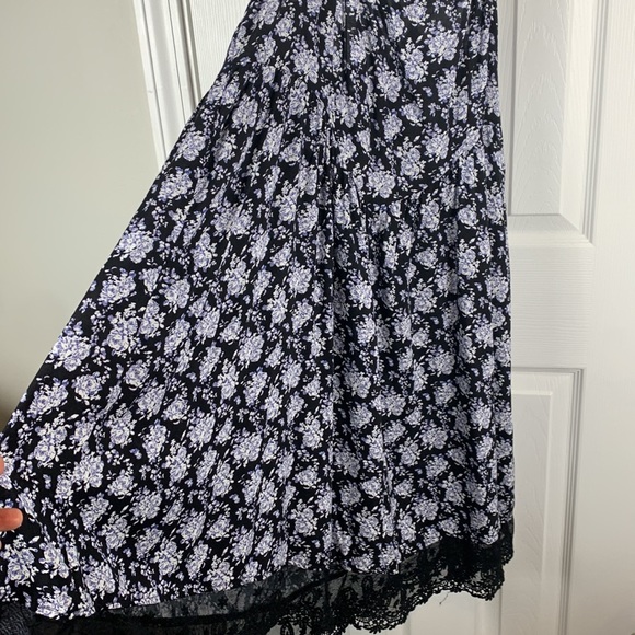 Forever 21 plus size sleeveless midi dress. Has a zipper on the side. Flowered - Picture 2 of 7